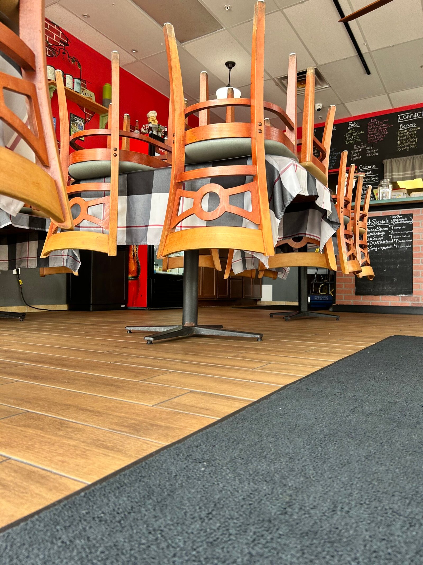Immaculate pizzeria in Fort Myers after cleaning